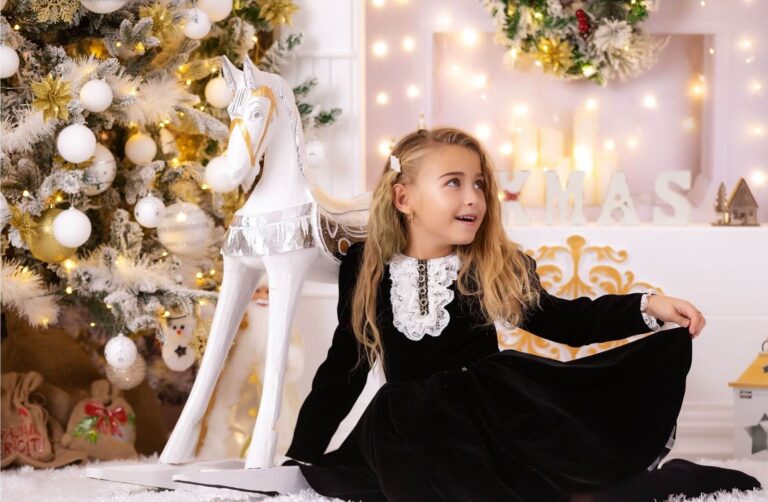 Read more about the article Ținute de Crăciun pentru cei mici. Sfaturi și idei de de outfituri elegante pentru fete și băieți
