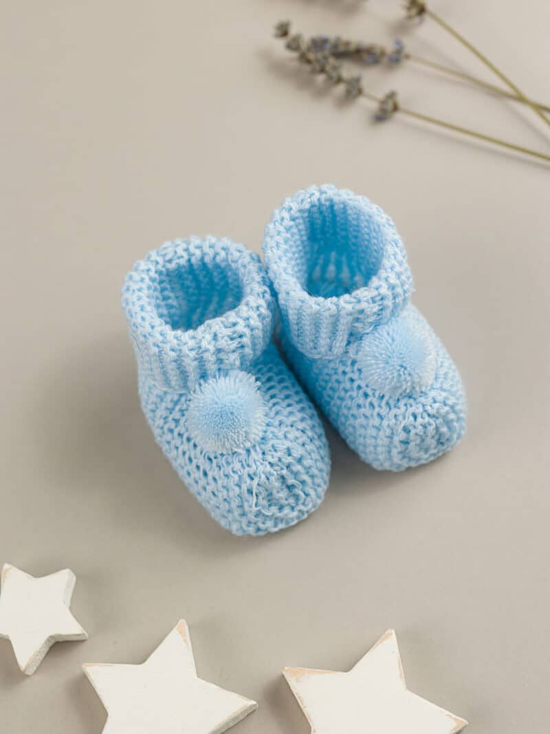 Botosei bleu tricotati pentru bebelusi cu ciucure