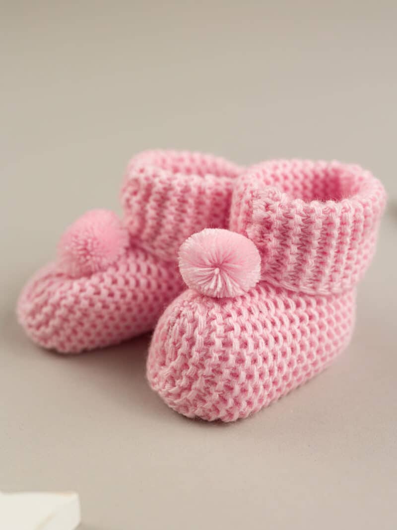 Botosei roz tricotati pentru bebelusi cu ciucure