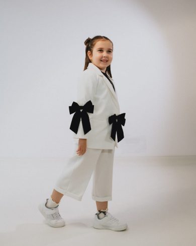 Costum alb cu fundite negre pentru fete Mon Bebe