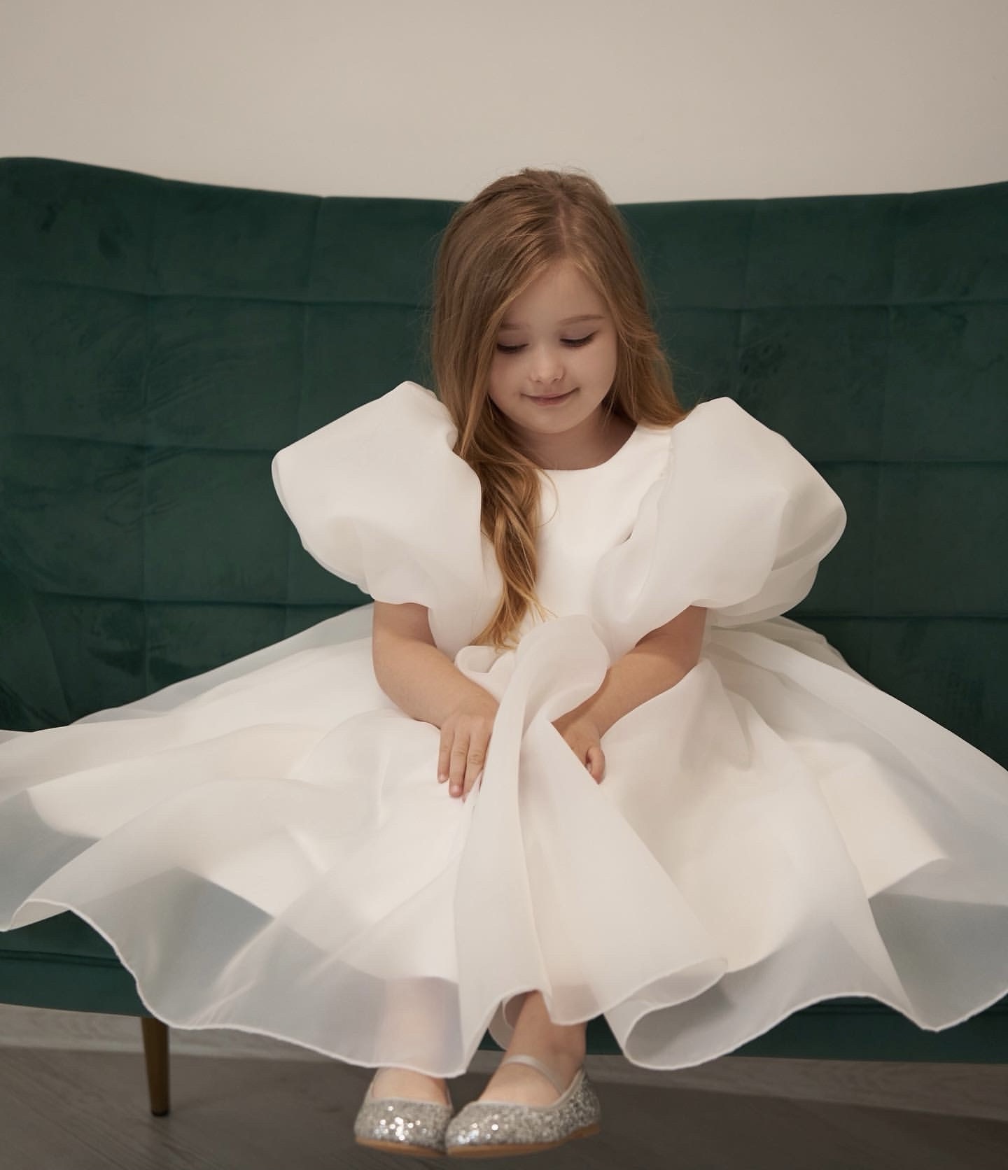 Rochie eleganta cu maneci bufante pentru fete Assia 499.00 lei Consultă ghidul de mărimi Mărime Alege o opțiune Alege o opțiune Adaugă la favorite Marime personalizata 50.00 lei Cantitate Rochie eleganta cu maneci bufante pentru fete Assia- 1 +Adaugă în coș Descriere Rochia elegantă cu mâneci bufante pentru fete Assia este o piesă vestimentară deosebită, perfectă pentru ocazii speciale și evenimente formale. Aceasta combină un design clasic cu detalii moderne, oferind un aspect sofisticat și rafinat. Designul rochiei este elegant și fermecător, evidențiat prin mâneci bufante care adaugă un aer de delicatețe și feminitate. Mânecele bufante sunt un detaliu distinctiv al acestei rochii, oferind un plus de volum și un aspect romantic. Rochia are o croială clasică, care se potrivește bine pe corp, evidențiind silueta și oferind libertate de mișcare. IMPORTANT: Orice modificare adusa modelului din imagine (culoare, dimensiune personalizata, schimbare model), ANULEAZA DREPTUL DE RETUR, iar comanda trebuie achitata în avans (plata cu cardul în momentul plasării comenzii). Pentru modificari sau alte informații va rugam sa ne contactati la numarul de telefon 0786.819.741 *Din cauza diferenței de setare a luminii și a ecranului, culoarea articolului poate fi ușor diferită de imagini. **)Produsele din imagini sunt cu titlu de prezentare, astfel ca anumite accesorii precum nasturii, dantela, s.a., pot fi usor diferite, fara a se schimba aspectul general al produsului. ***Produs realizat integral în România Materiale și întreținere Livrare
