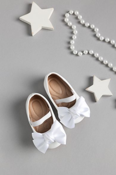 Pantofiori albi eleganti cu fundite pentru fetite