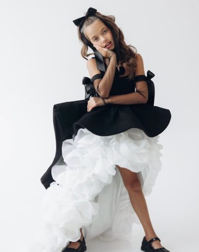Rochie eleganta pentru fete cu trena si manusi cu fundite Carlina