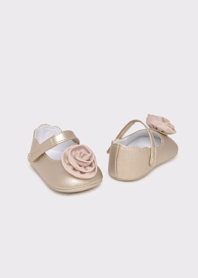 Pantofi eleganti champagne cu floare pentru fetite Mayoral