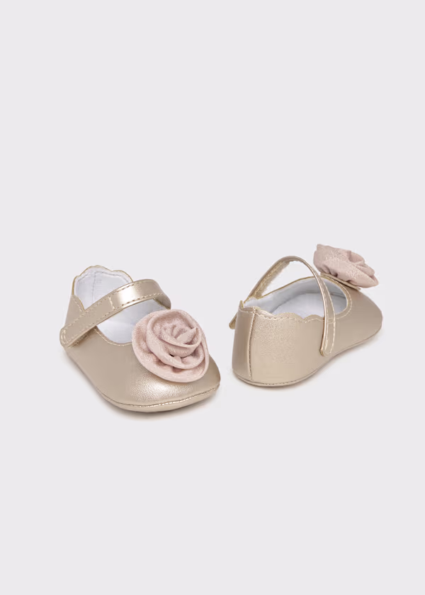 Pantofi eleganti champagne cu floare pentru fetite Mayoral