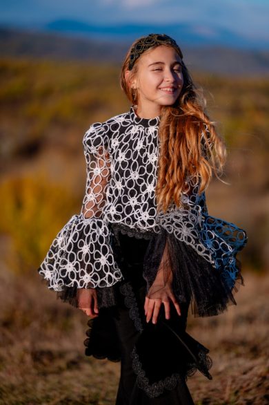 Bluza neagra tip ie traditionala dantela ivoire brodata bumbac Ecaterina
