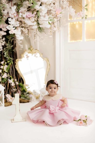 Rochie botez roz cu fundite si perle pentru fetite May
